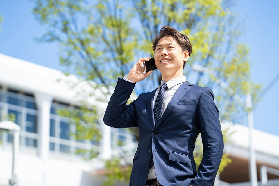 電話でお問い合わせするビジネスパーソン